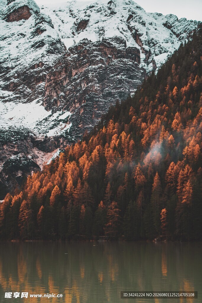 雪山湖畔绚烂秋景