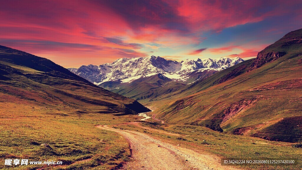 山间公路壮丽云霞雪山景