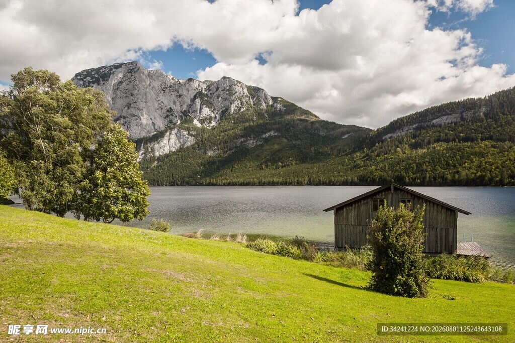 湖畔小屋与青山美景