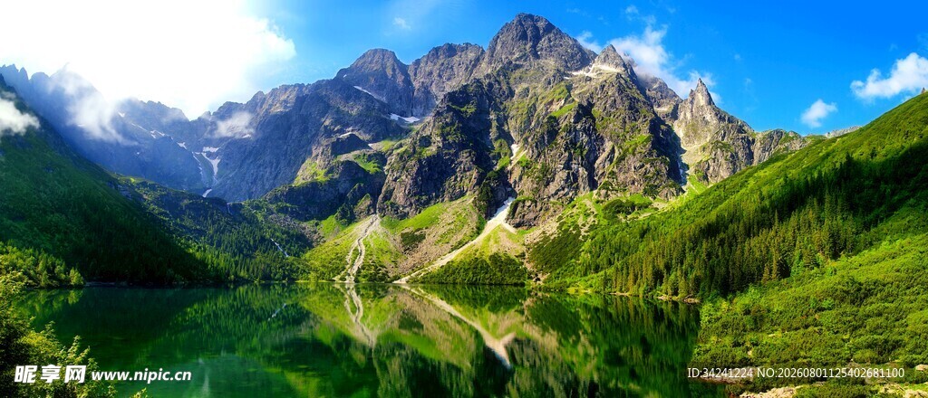 壮丽山景翠绿山峦与蓝天