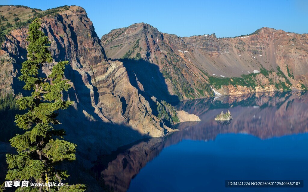 壮丽火山湖景观