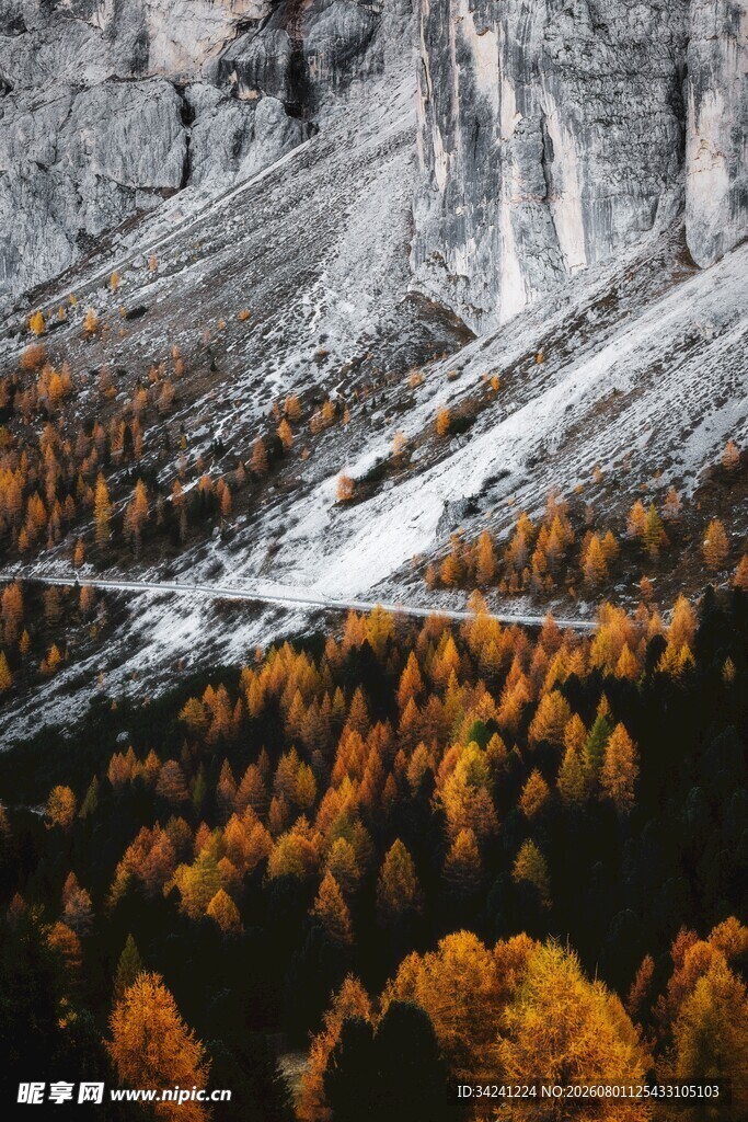 秋景中的山林与雪覆峭壁