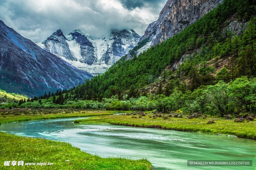 山间绿河壮美自然景观