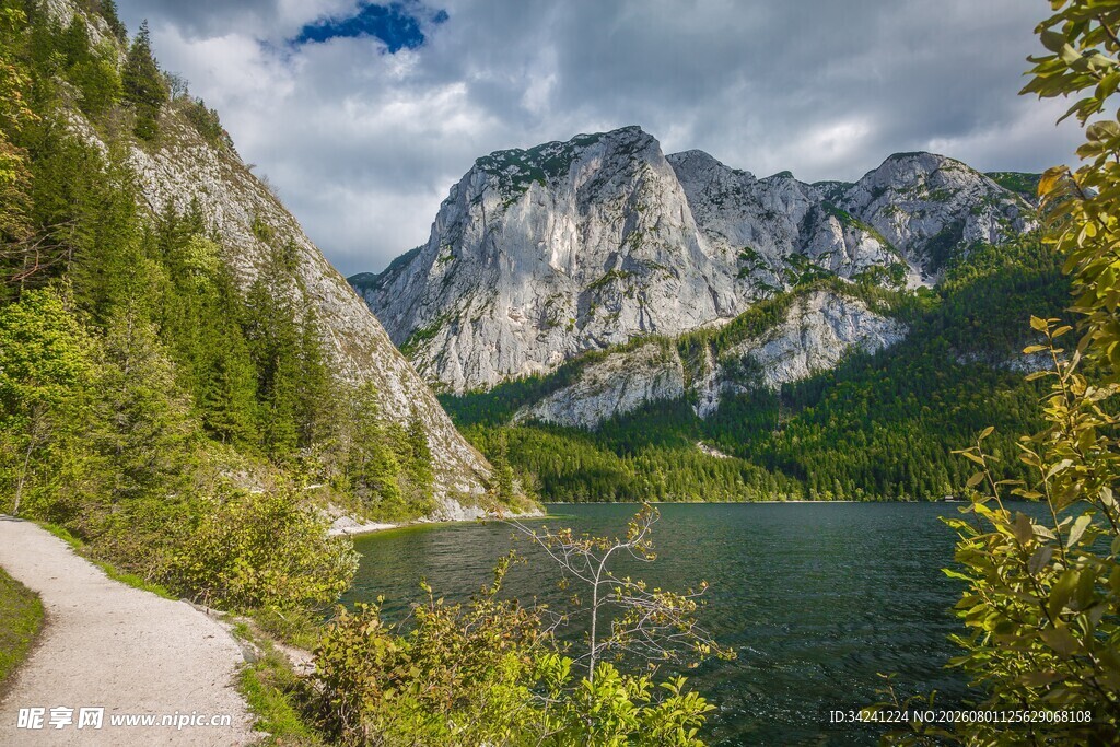 山间湖畔美景
