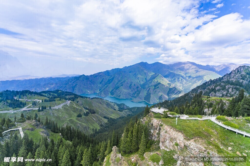 山间美景蜿蜒公路入画境