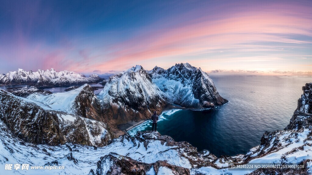 冬日雪山与静谧海湾美景