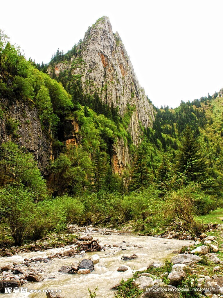 山间溪流旁的秀丽峰景