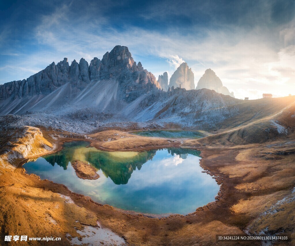 山间湖泊壮丽自然景观