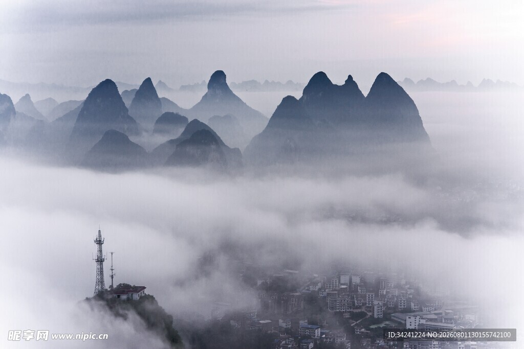 云雾缭绕的壮美山峦景观