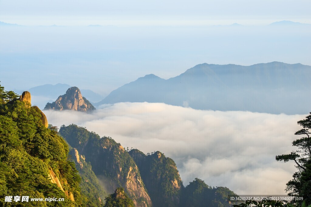 云雾缭绕的壮美山峦景色