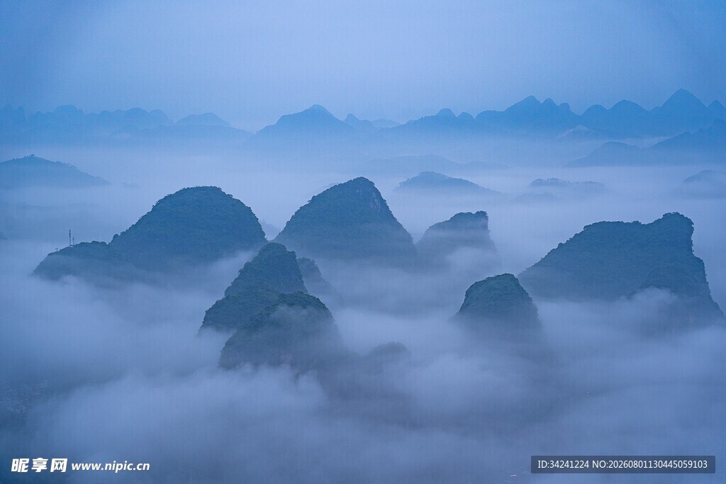 云雾缭绕的壮美山峦景色