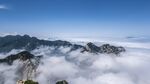 云海环绕的壮丽山峦