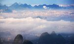 云海中的山峦壮丽景观