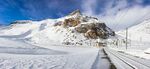雪山铁轨风景