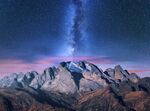 星空下的巍峨壮丽山脉
