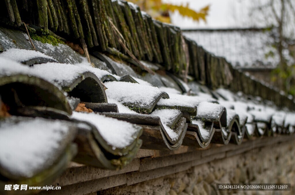 雪覆瓦片冬日古朴景致