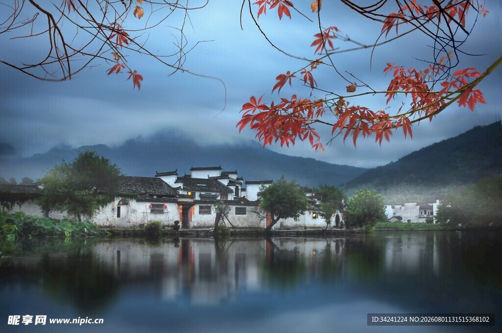 湖畔古村秋景图