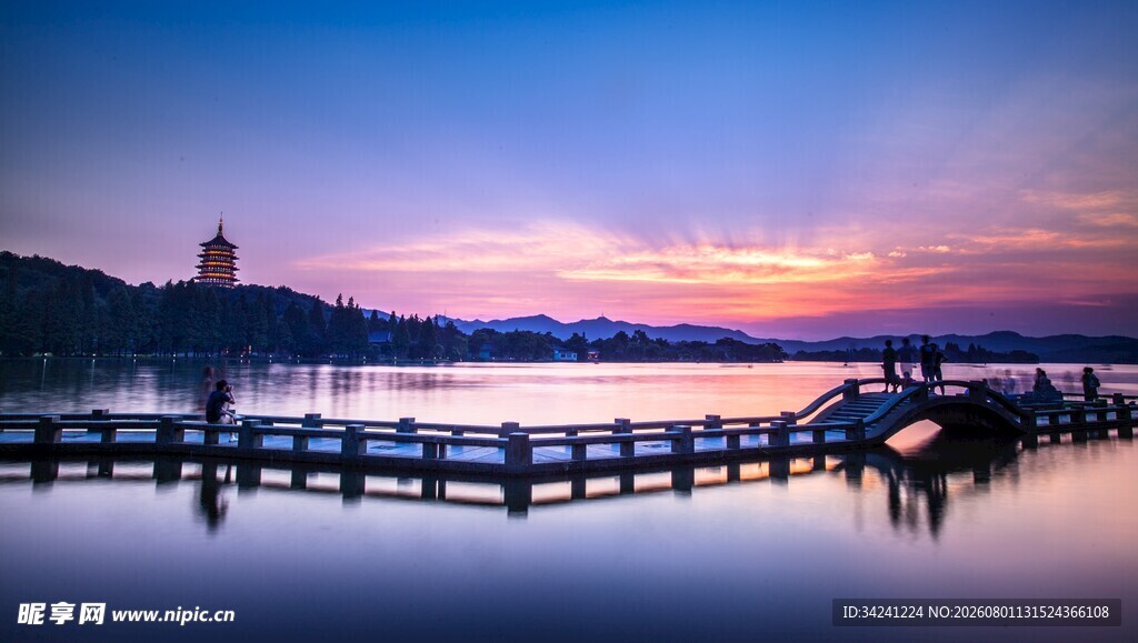 湖畔黄昏栈桥美景
