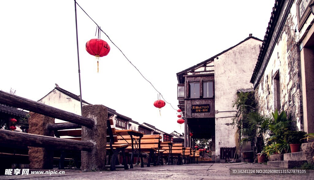 古街挂红灯笼的热闹景象