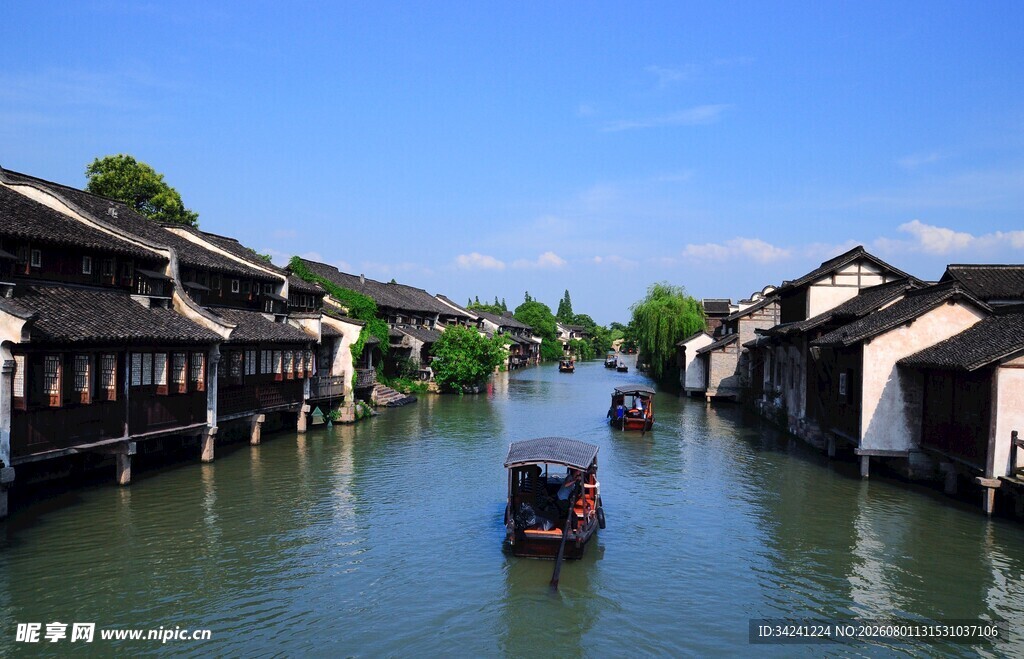 江南水乡河道小船风景图