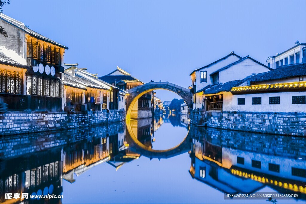 江南水乡古桥夜景倒影