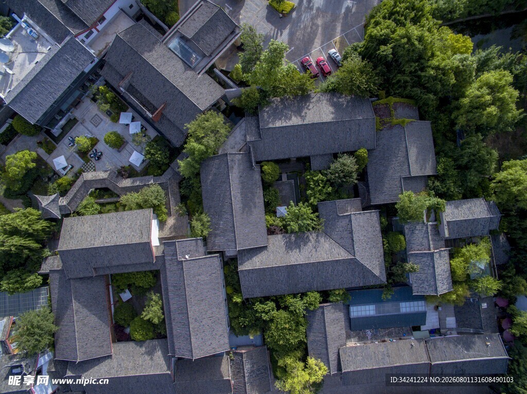俯瞰中式传统民居群落