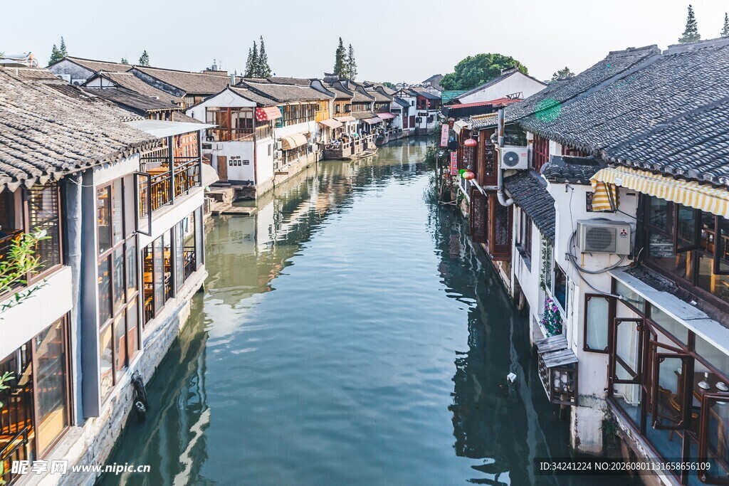 江南水乡古巷中的悠悠水道