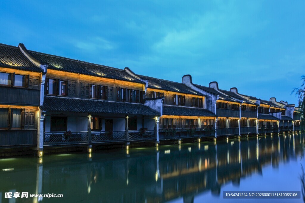 水乡夜景古建临水映波光
