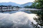 湖畔山水景宁静如画境