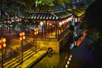 江南水乡夜景灯笼摇曳
