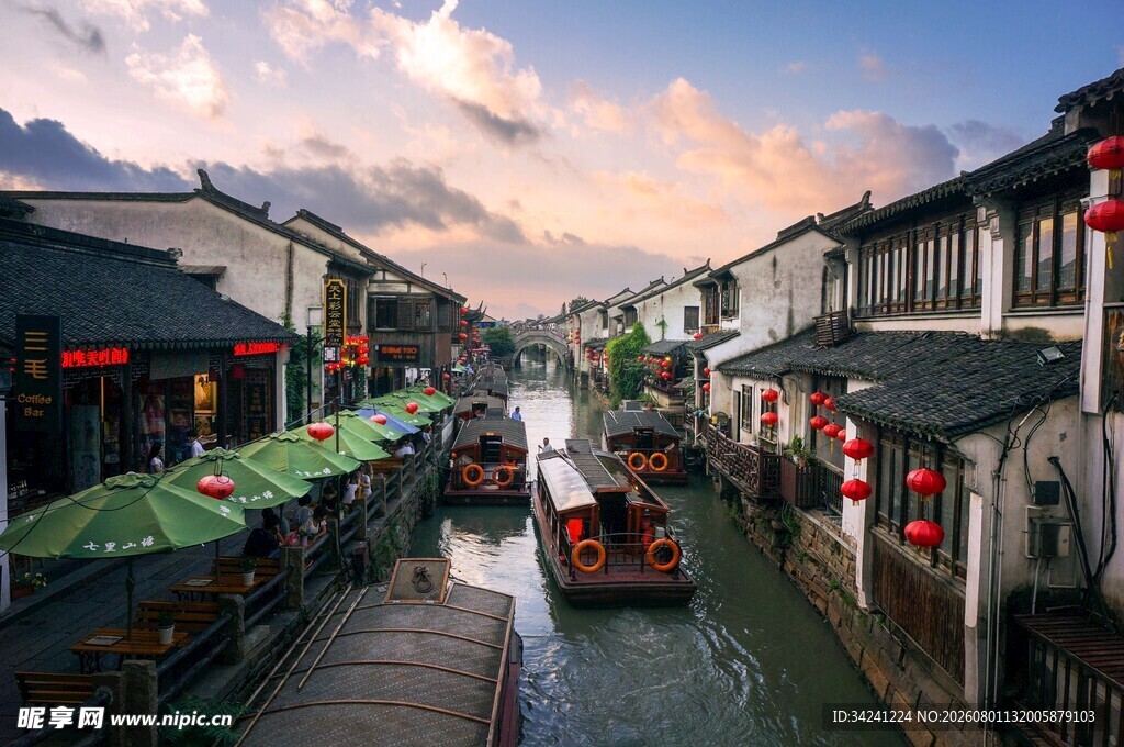 江南水乡古巷中的迷人景致