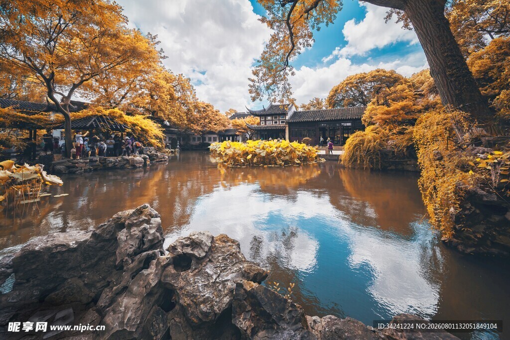 秋日湖畔美景