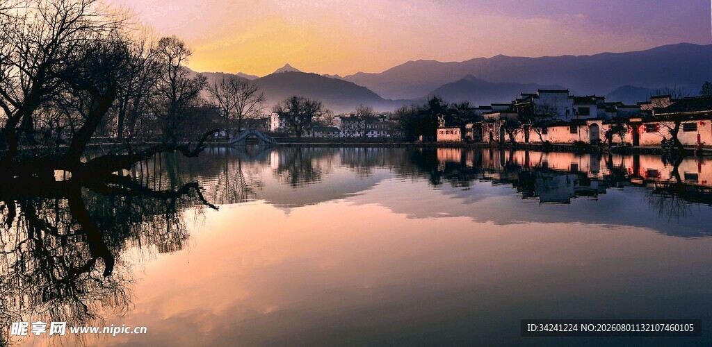 湖畔黄昏美景静谧如画