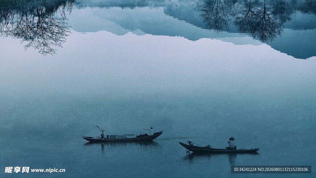 湖面上的两艘小船