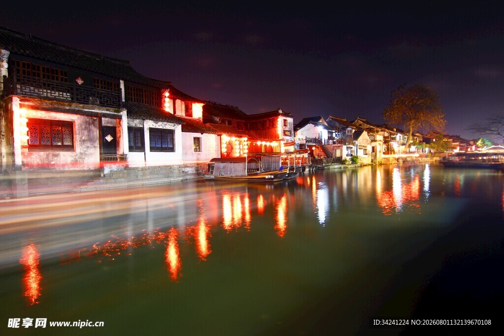 江南水乡夜景灯火映碧波
