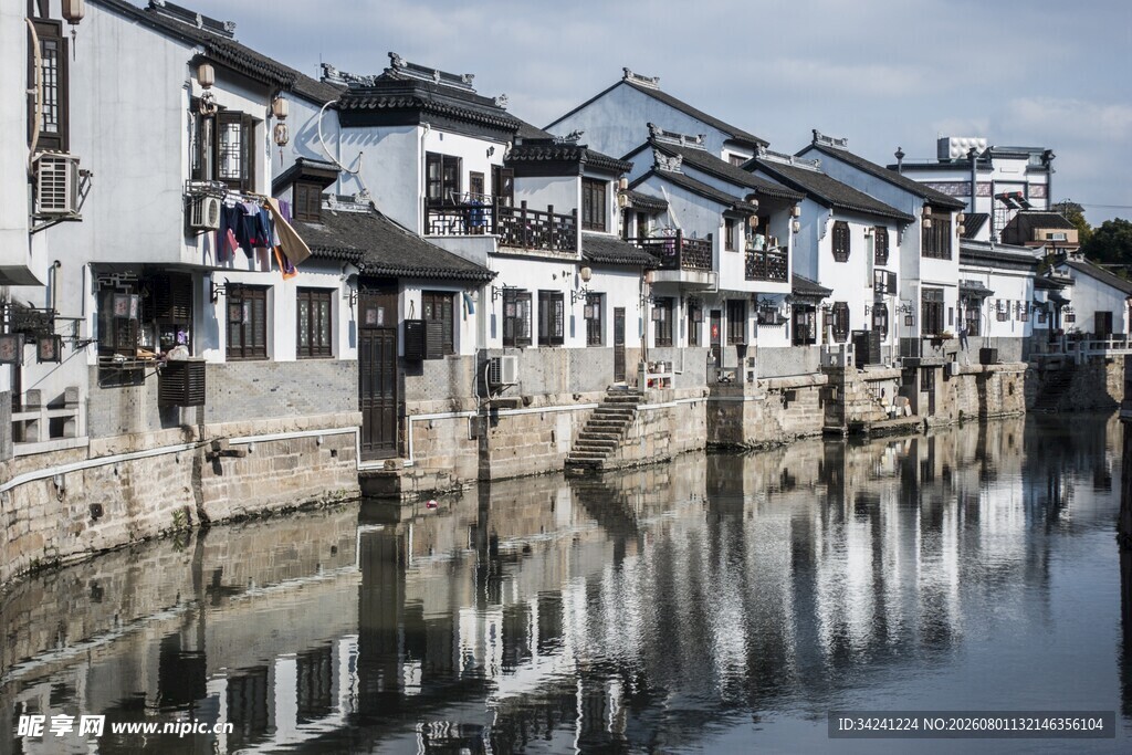 江南水乡沿河民居景致