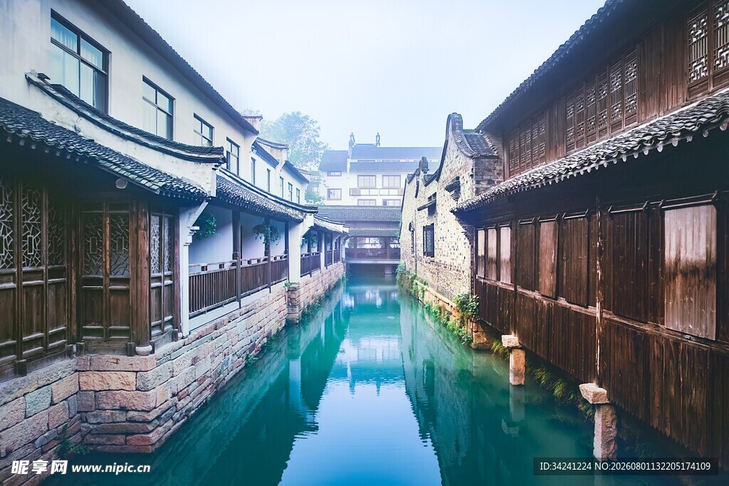 江南水乡古巷中的清幽小河
