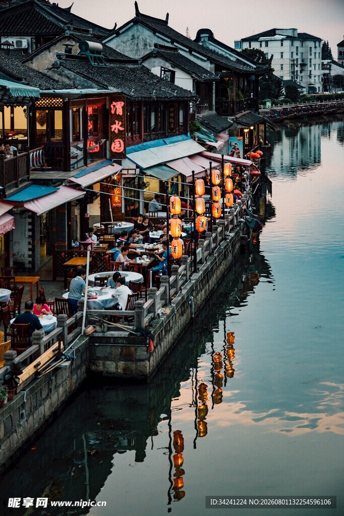 江南水乡河畔夜景风情