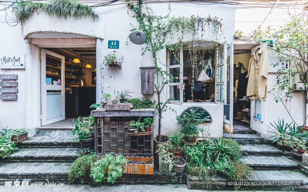 清新绿植环绕的雅致小店