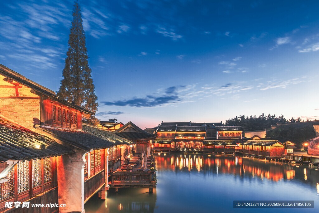河畔小镇夜景静谧美好