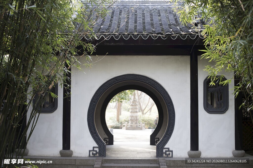 中式园林月洞门景观