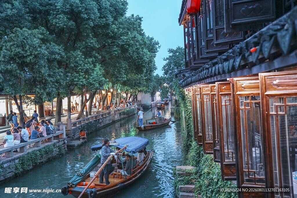 江南水乡夜景小船悠悠行