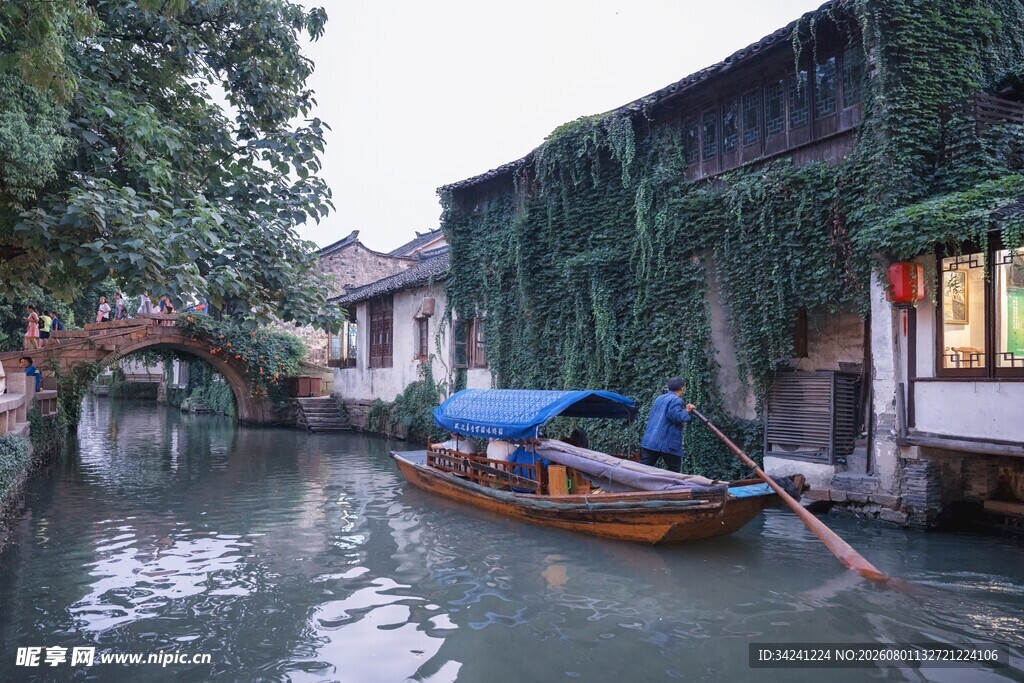 江南水乡小船静谧景象