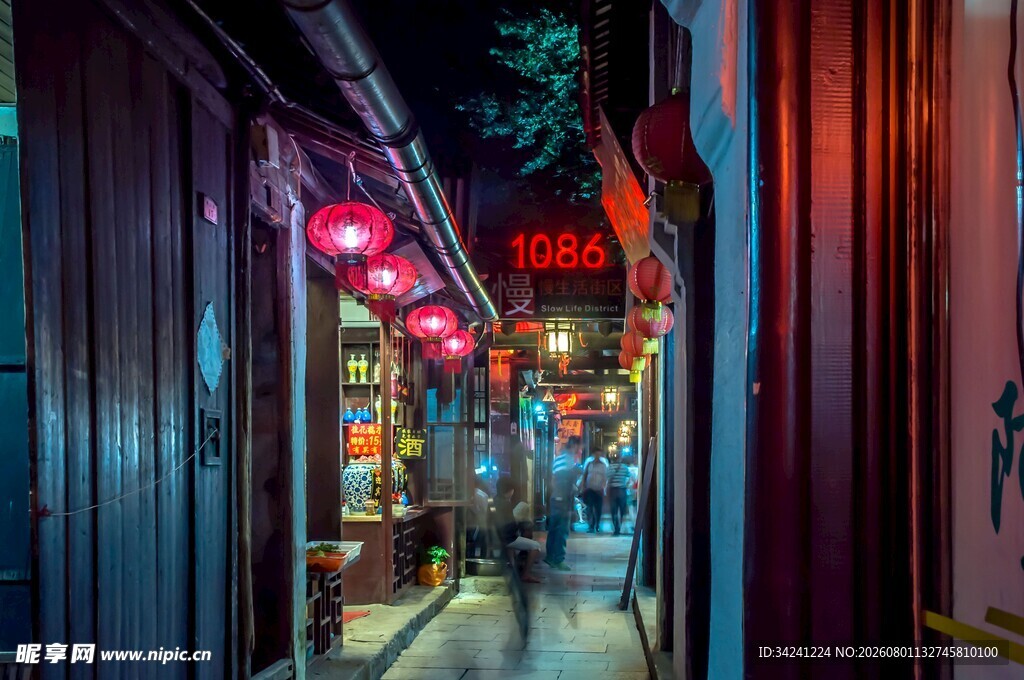 古巷夜景灯光映照行人路