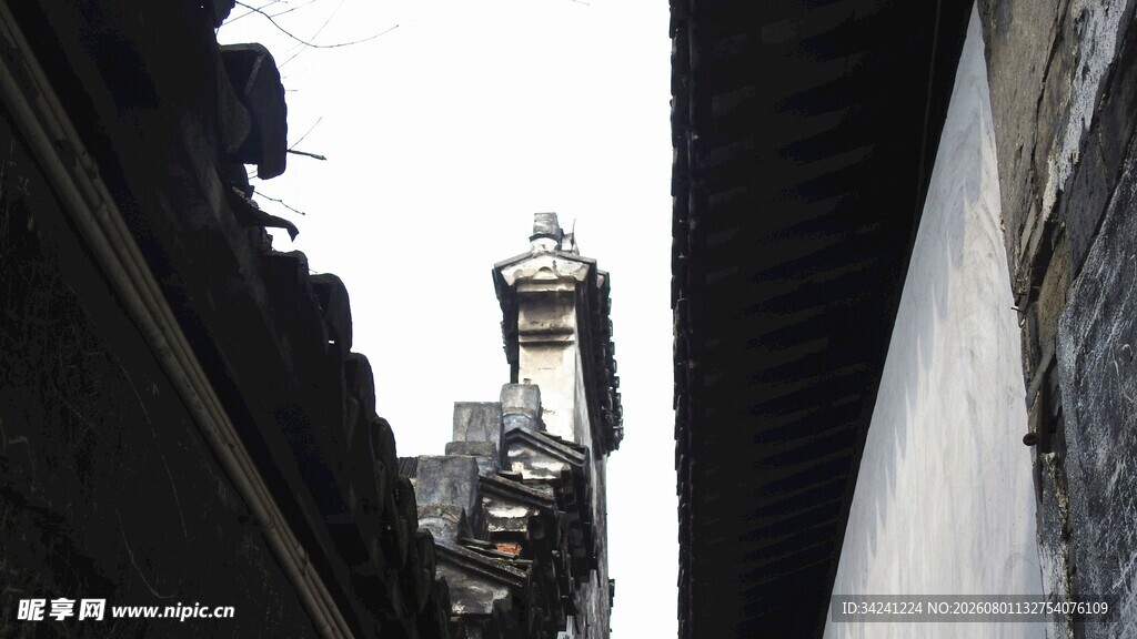 古建屋顶间的塔尖景致