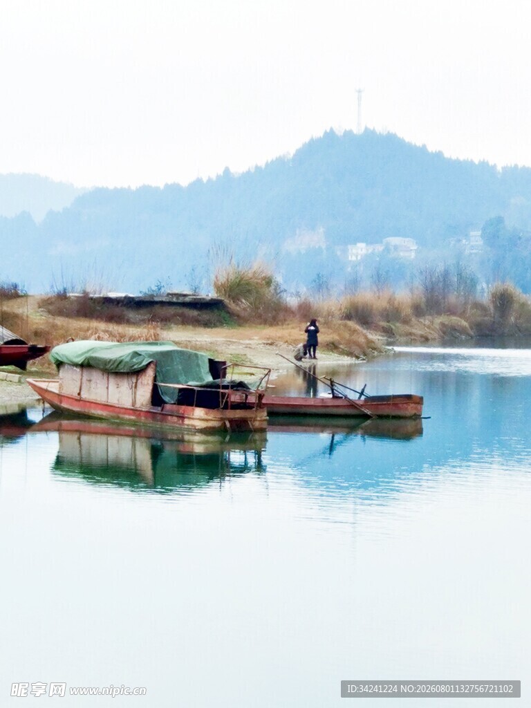 湖畔小船与岸边人物景致