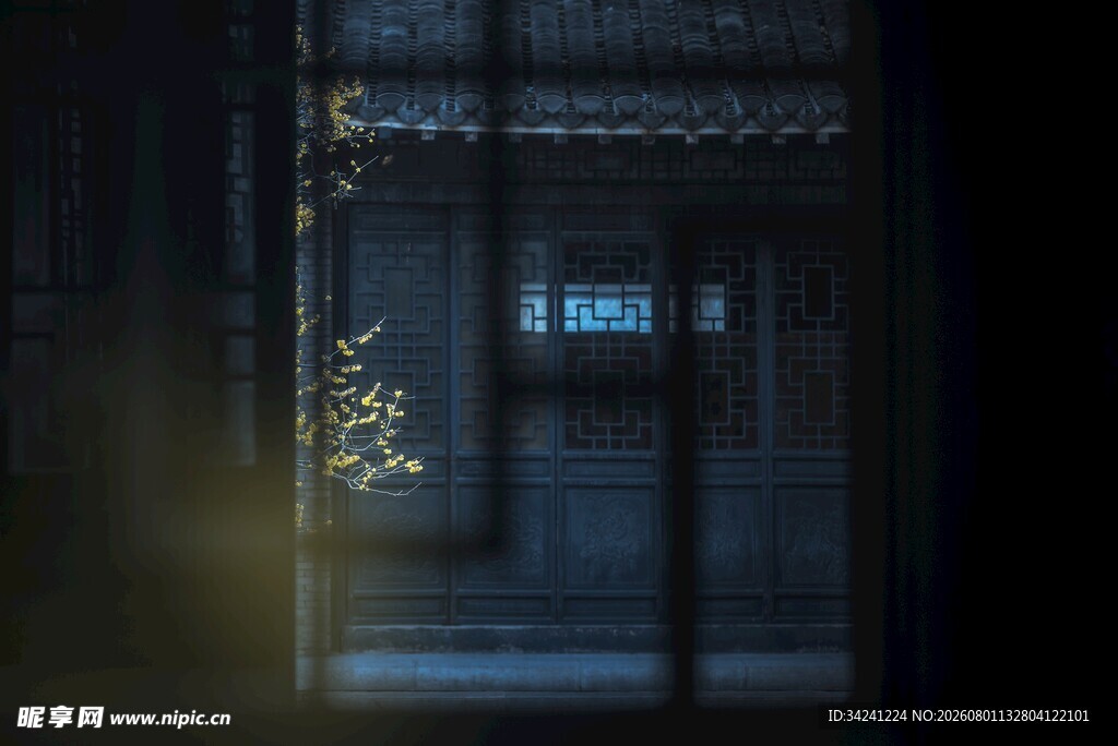 古宅夜景微光中的静谧角落