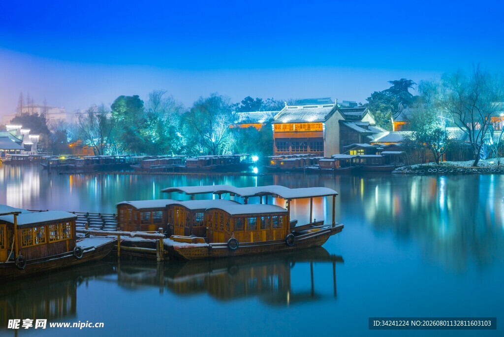 雪后河畔古船夜景图