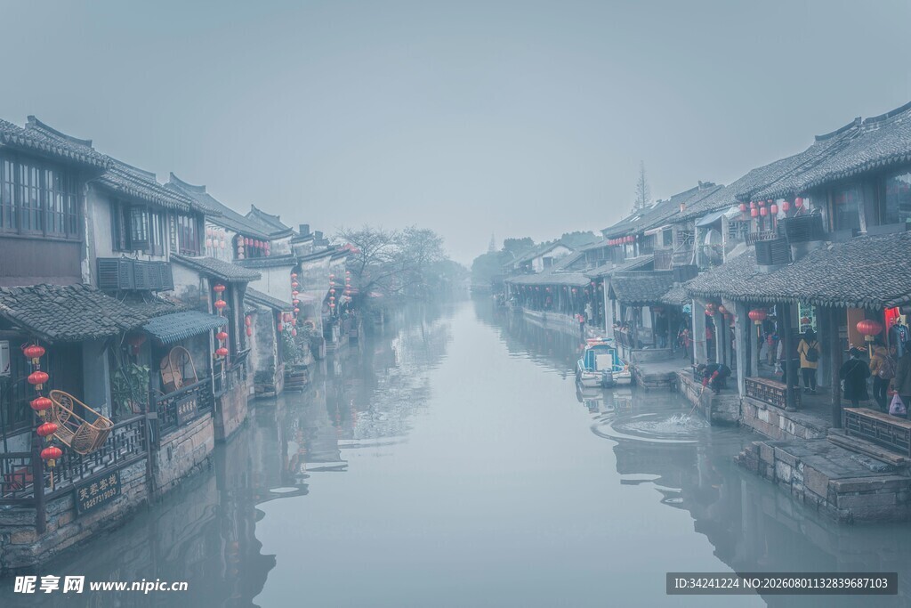 江南水乡静谧河道景象