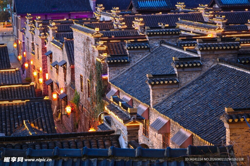 古街夜景灯火映照古建筑